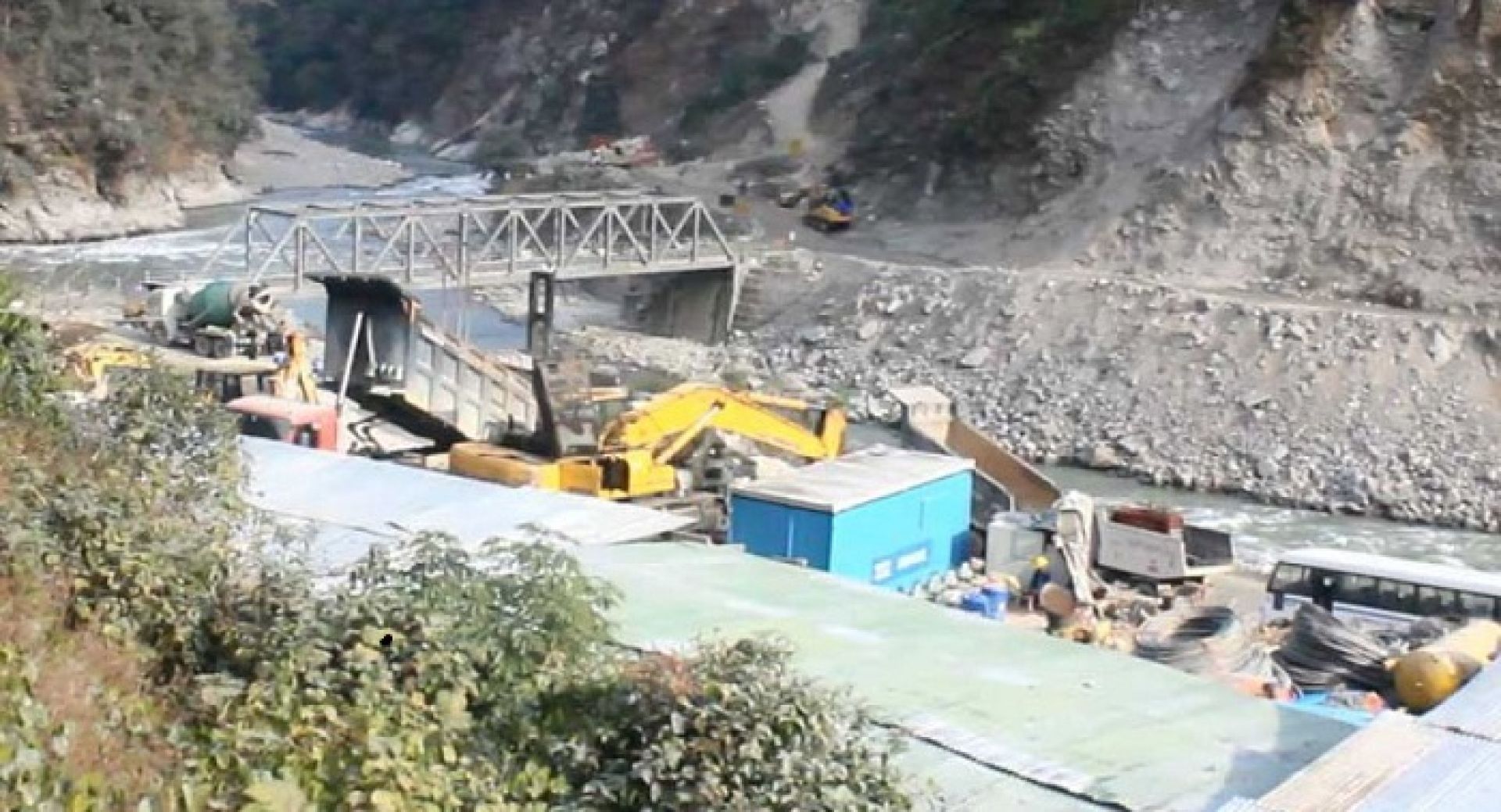 स्थानीयद्वारा अरुण तेस्रो आयोजनाको विद्युत् गृहस्थल र प्रवेश मार्ग ठप्प